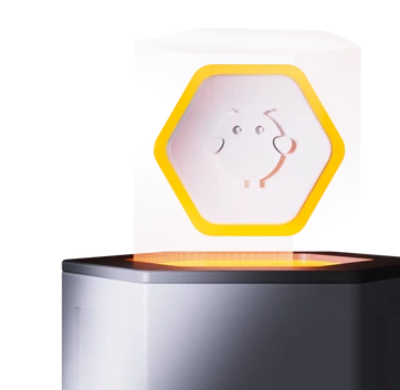 Weiße Karte mit gelbem sechseckigen Rahmen und Gesicht, über einem dunklen Metallbehälter mit orangefarbener Innenbeleuchtung.