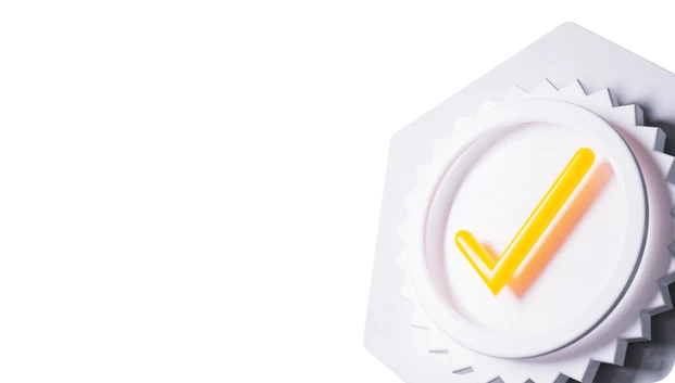 Rundes weißes Abzeichen mit gelbem Haken-Symbol, vor weißem gezacktem Hintergrund.