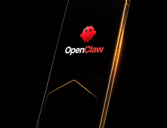 Smartphone zeigt auf dunklem Bildschirm das OpenClaw-Logo mit rotem Oktopus-Symbol.