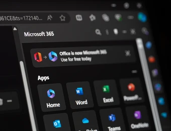 Bildschirm zeigt Microsoft 365‑Apps im dunklen Design; Symbole für Home, Word, Excel, PowerPoint, Teams und Outlook.