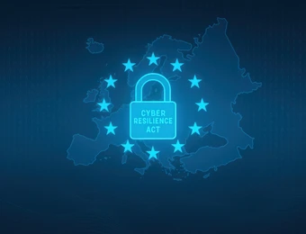 Blauer Hintergrund mit Europakarte; zentriert ein leuchtendes Vorhängeschloss mit 'Cyber Resilience Act' und Sternenring.