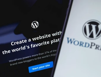 Zwei Bildschirme mit WordPress-Logo; linker Bildschirm Textzeile und blauem Button, rechter Bildschirm WordPress-Wortmarke.