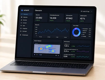 Laptop auf Holztisch, Dashboard mit Diagrammen und Grafiken auf dem Display.
