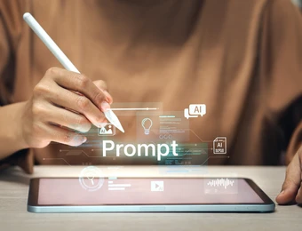 Person tippt mit einem weißen Stift auf ein Tablet; holografische UI-Elemente zeigen das Wort 'Prompt'.