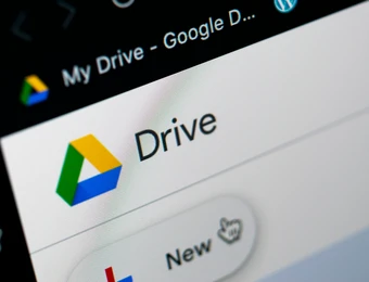 Google-Drive-Oberfläche: farbiges Dreieck-Logo neben dem Wort Drive, darunter ein 'New'-Button.
