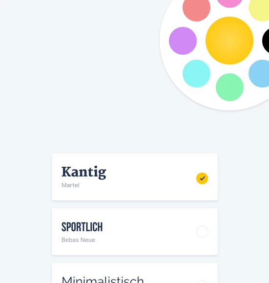 Hellblauer Hintergrund; rechte Ecke runde Farbpalette mit bunten Punkten. Zwei Karten: Kantig Häkchen und SPORTLICH leer.