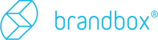 Logo mit einem hellblauen geometrischen Symbol links und dem Wort brandbox in derselben Farbe.