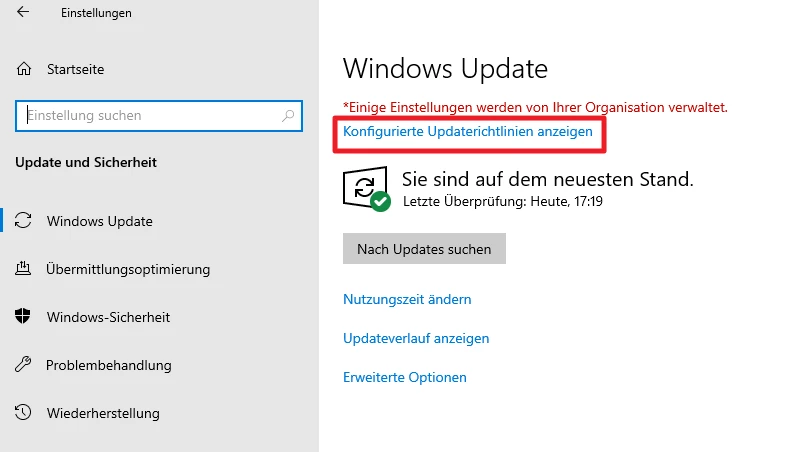 Windows-Einstellungen: Windows Update-Seite mit linker Navigation; Link 'Konfigurierte Updateeinstellungen anzeigen'.