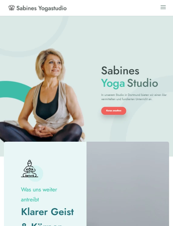 Eine Frau mit kurzen blonden Haaren sitzt in Yoga-Position vor hellem Hintergrund; Logo 'Sabines Yoga Studio' sichtbar.