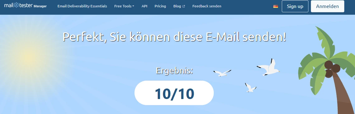 Heller blauer Himmel mit Sonne links, drei weiße Vögel in der Mitte, Palme rechts.