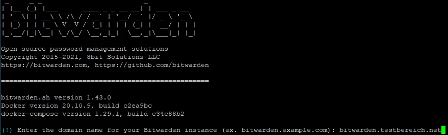 Terminalanzeige mit Bitwarden-ASCII-Banner und Open-Source-Text; Versionszeilen zu bitwarden.sh, Docker und docker-compose.