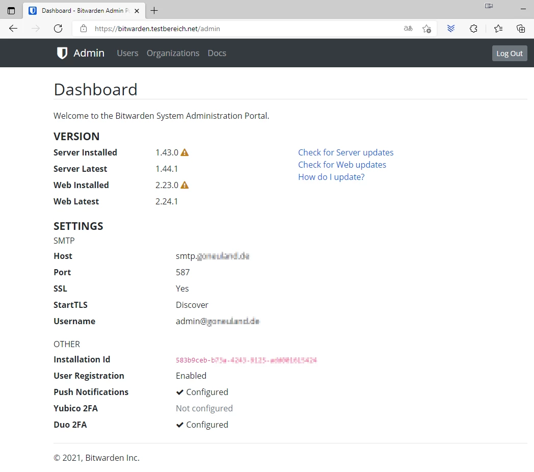 Screenshot der Bitwarden-Admin-Seite: Dashboard mit Version, Einstellungen, Host, Port, SSL, StartTLS und Installations-ID.