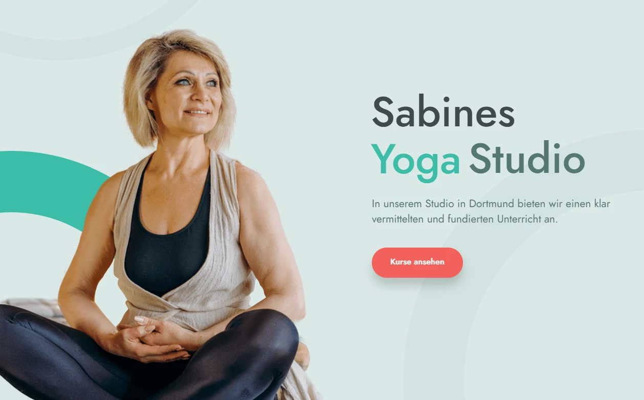 Eine Frau in Yogakleidung sitzt im Schneidersitz vor hellem mintfarbenem Hintergrund; rechts Text Sabines Yoga Studio.