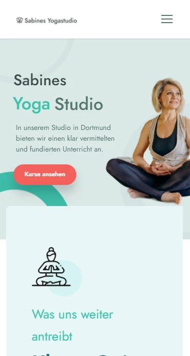 Webseite von Sabines Yoga Studio; rechts sitzt eine Frau in Yogapose, links roter Button 'Kurse ansehen'.