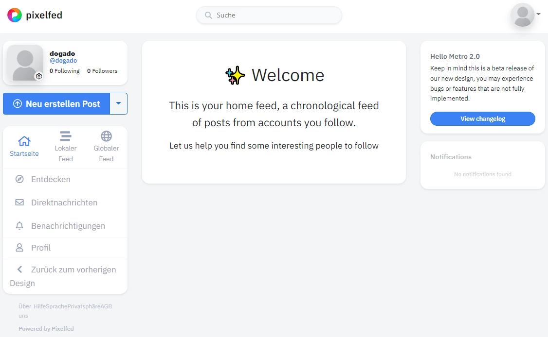 Helle Social-Media-Oberfläche: Linke Seitenleiste mit Menü, zentrale Karte 'Welcome' mit Text, rechte Benachrichtigungen.