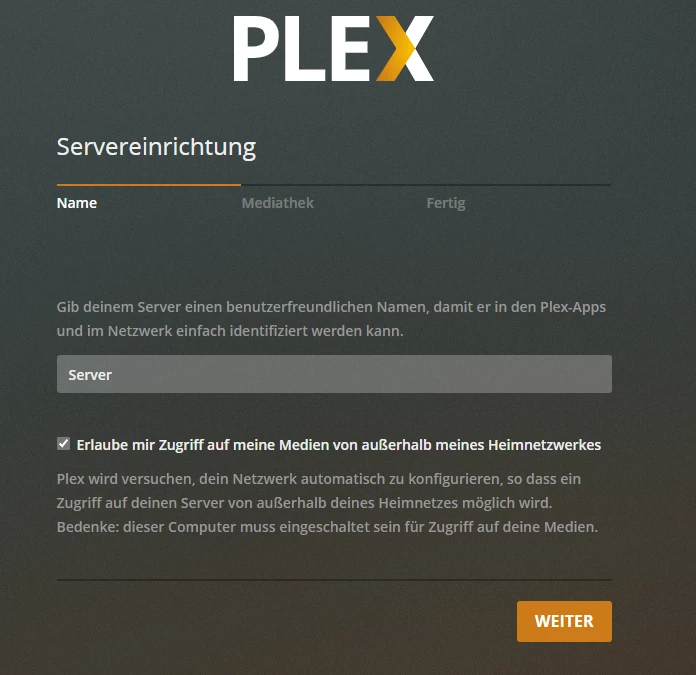 Plex-Logo oben, dunkles Setup-Fenster mit Titel Servereinrichtung, Namensfeld, Checkbox und orangefarbener Weiter-Button.