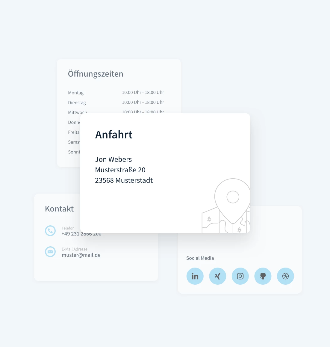 Weiße Karten auf hellem Blau; zentrale Karte mit 'Anfahrt', Text: Jon Webers, Musterstraße 20, 23568 Musterstadt; Standort-Pin.