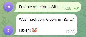 Zwei Chatblasen grün/weiß mit Texten: 'Erzähle mir einen Witz' und 'Was macht ein Clown im Büro?'; 'Faxen!' mit Clown-Emoji.