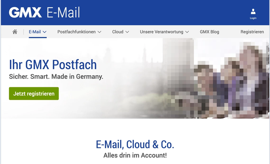 GMX E-Mail: blauer Kopfbereich mit Logo, grünem Button, Text 'Ihr GMX Postfach' und unscharfen Personen im Hintergrund.