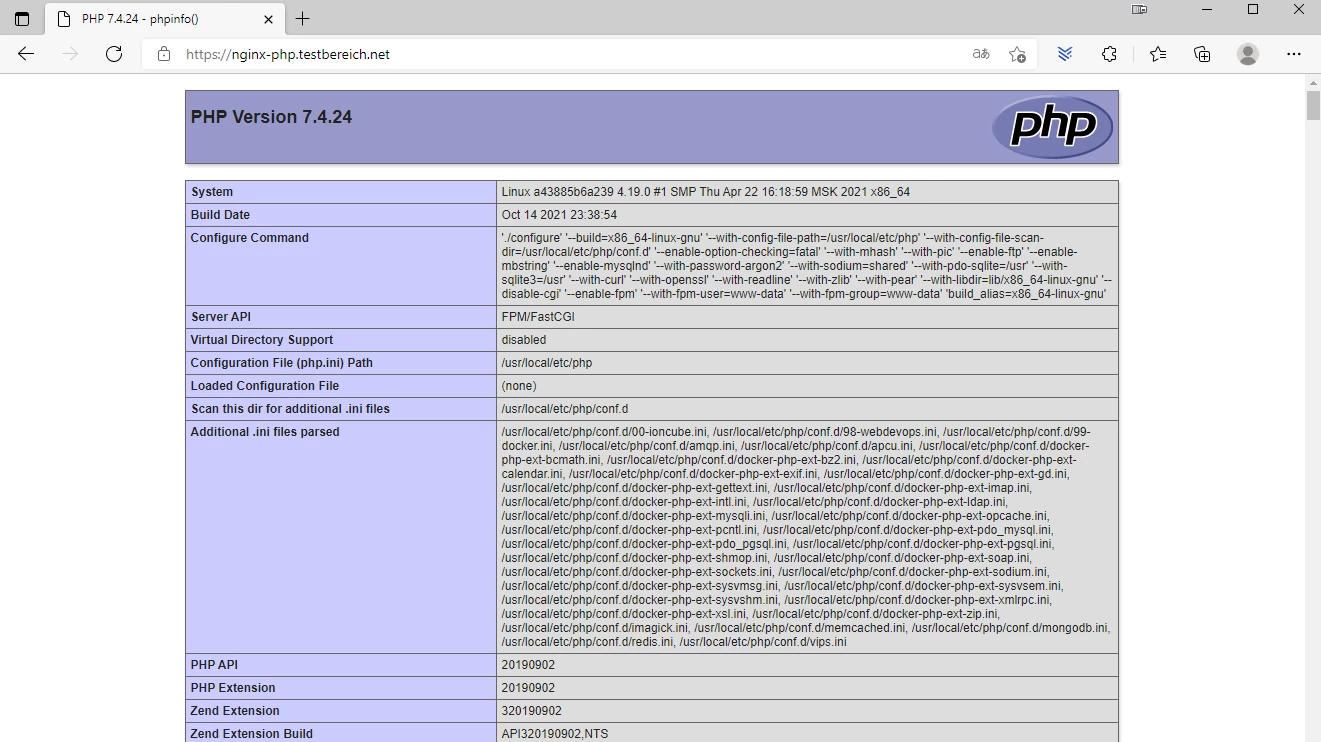 Screenshot einer phpinfo()-Seite mit Überschrift PHP Version 7.4.24; linke blaue Spalte, rechte Texttabellen.