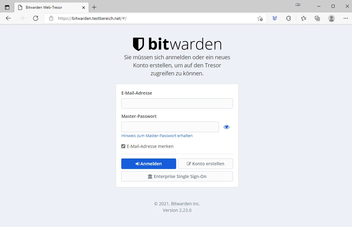 Screenshot einer Bitwarden-Anmeldeseite: Logo, E-Mail- und Master-Passwort-Felder, blauer Anmelden-Button.