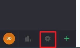 Dunkle UI-Leiste mit orangefarbenem DD-Kreis, Balkensymbol, rotem Rahmen um Zahnradsymbol und grünem Plus-Symbol.