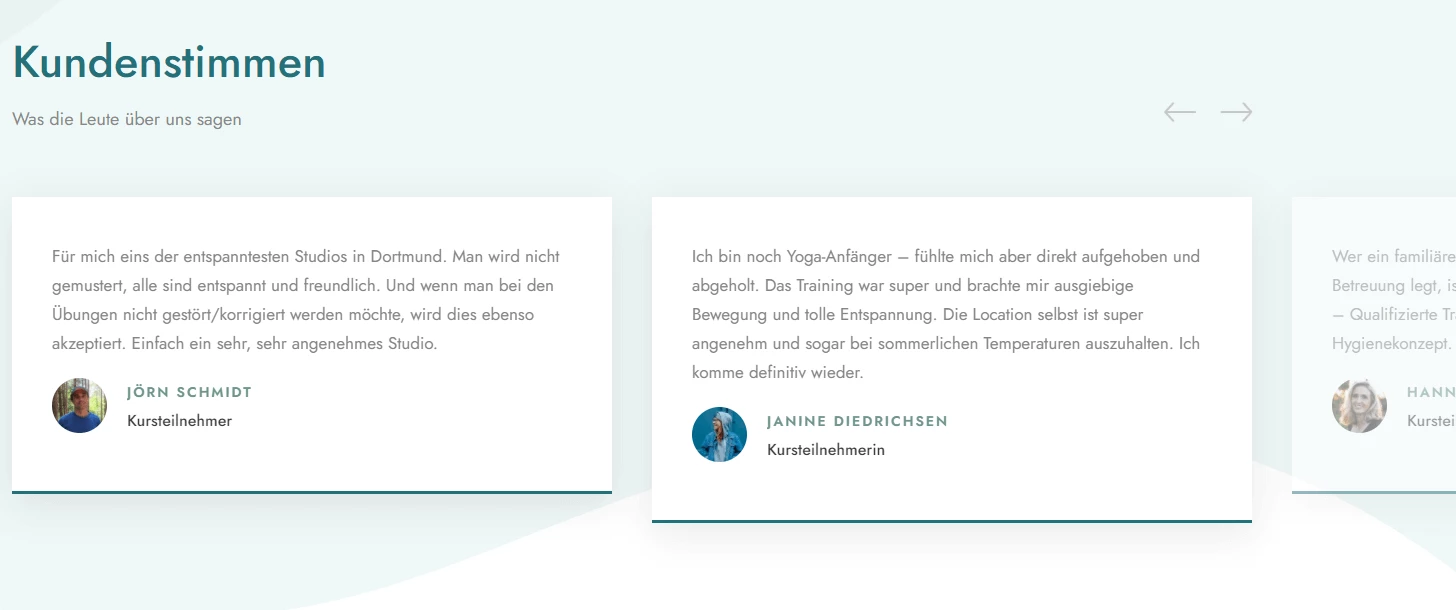 Webseite mit hellblauem Hintergrund; drei weiße Karten mit Profilbildern und kurzen Zitat-Texten, Überschrift 'Kundenstimmen'.