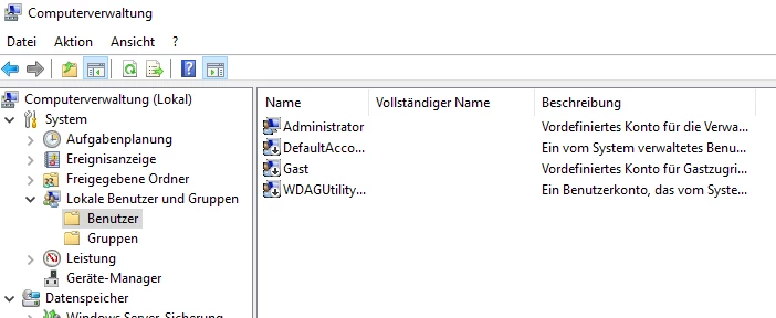Computerverwaltung: Lokale Benutzer und Gruppen; links Baumstruktur, rechts Kontenliste mit Administrator, DefaultAccount, Gast.
