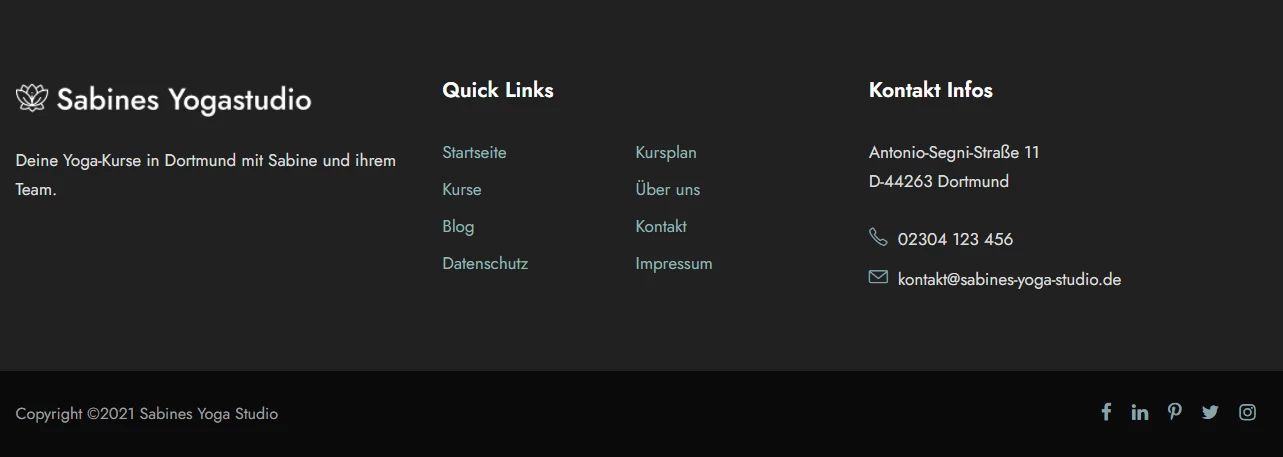 Dunkler Footer mit Logo Sabines Yogastudio; drei Spalten Quick Links, Kontakt Infos; Adresse, Telefon, E-Mail.
