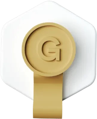 Goldene Medaille mit G-Logo in Kreis, Band darunter, vor weißem sechseckigen Hintergrund.