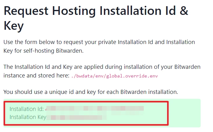 Screenshot einer Webseite mit grünem Bereich unten; zeigt 'Installation Id' und 'Installation Key' (verpixelt).