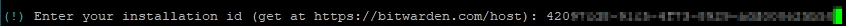 Dunkler Terminalbildschirm mit grüner Eingabeaufforderung: <Enter your installation id (get at https://bitwarden.com/host): 420...>