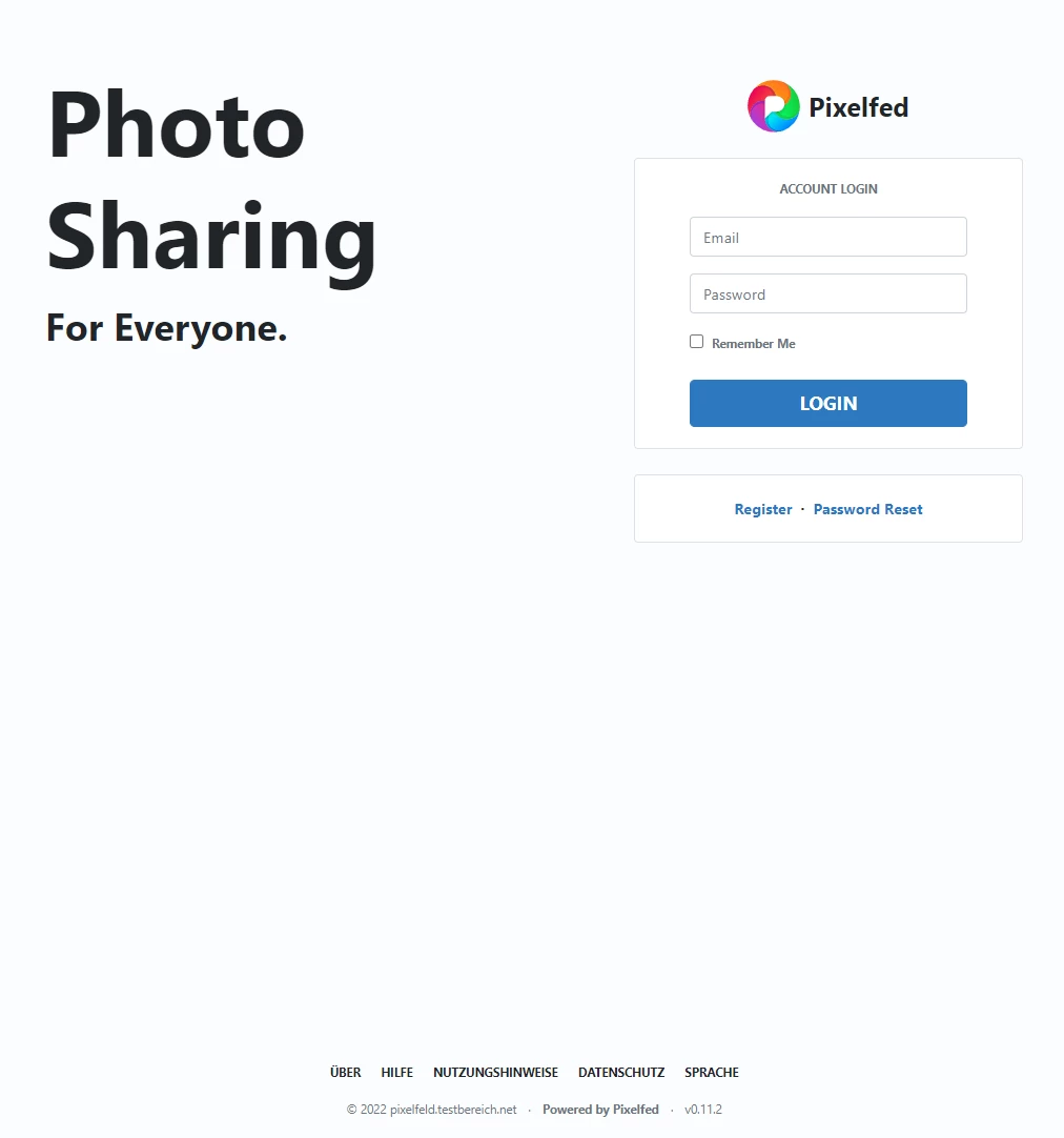 Linke Spalte: große Überschrift Photo Sharing. Rechte Spalte: Login-Formular mit Email, Password, Remember Me, Login.