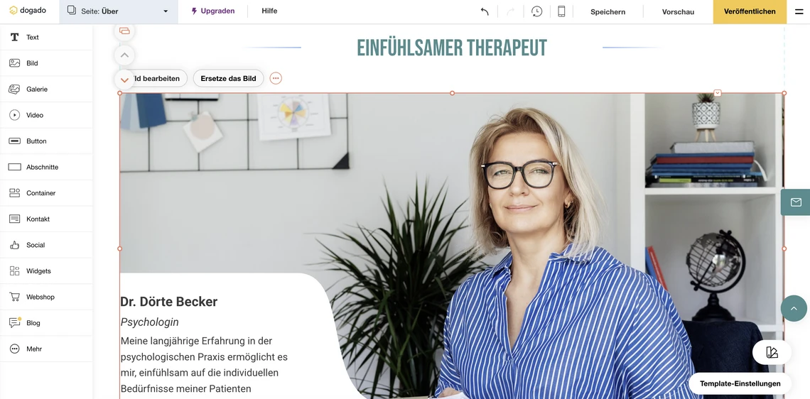 Frau mit Brille in blau-gestreifter Bluse sitzt vor Pflanze und Bücherregal; Website-Header sichtbar.