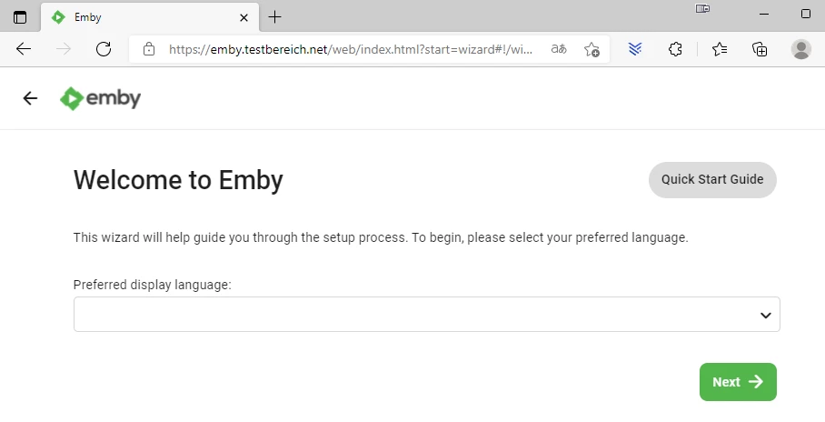 Browserfenster zeigt Emby-Willkommensseite mit Überschrift Welcome to Emby, Dropdown und grünem Next-Button.