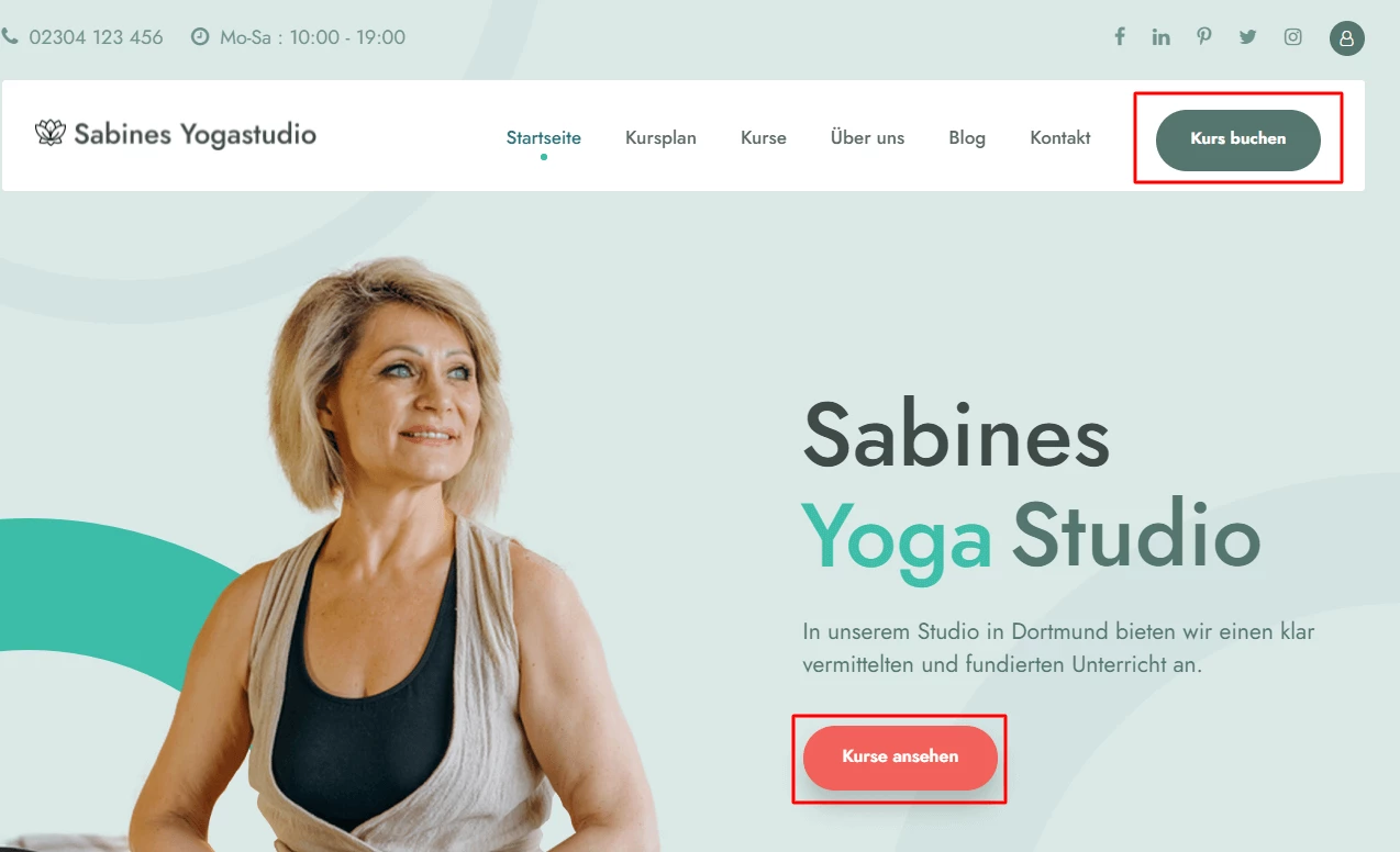 Eine Frau in Yoga-Top sitzt lächelnd vor mintfarbener Studio-Wand; rechts der Text Sabines Yoga Studio.