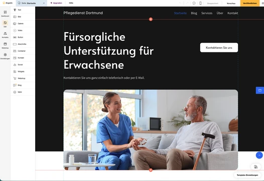 Webseiten-Screenshot: dunkler Kopfbereich; Pflegedienst Dortmund; Pflegekraft in blauer Uniform spricht mit älterem Mann.