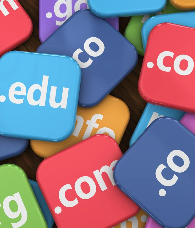 Viele bunte, quadratische Kacheln mit Domain-Endungen wie .com, .net, .org, .edu und .co.