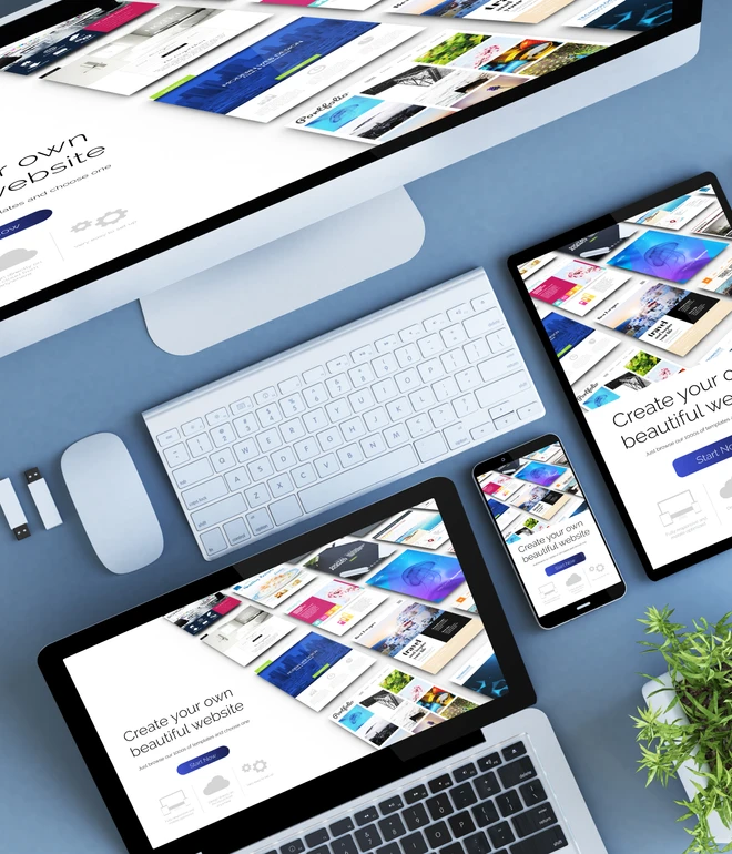 Mehrere Geräte (Monitor, Laptop, Tablet, Smartphone) zeigen dieselbe Website auf blauem Hintergrund, Pflanze rechts.