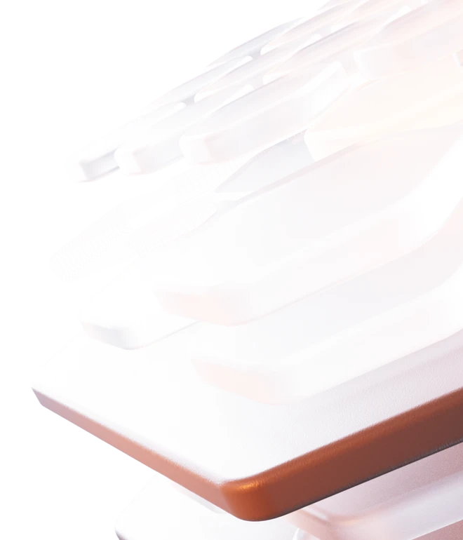 Nahaufnahme von weißen Kunststoffteilen mit braunem Rand, diagonale Anordnung.