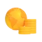 Orangene Weltkugel neben einem Stapel goldener Münzen.