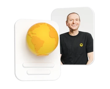 Zwei überlappende weiße Karten; vorderer gelber Globus; dahinter lächelnder Mann in schwarzem T‑Shirt mit gelbem Logo.