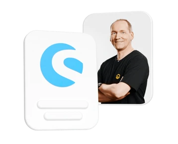 Zwei überlappende weiße Karten; vorderste zeigt ein blaues Logo, dahinter ein Mann in schwarzem T‑Shirt.