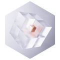 Transparenter Glaswürfel mit sichtbaren Flächen, innen ein kleiner orangefarbener Würfel, auf hellgrauem Hexagon-Hintergrund.