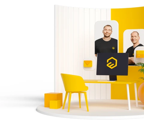 Zwei Männer stehen hinter einem weißen Tisch; gelber Hintergrund, gelber Stuhl, Pflanze, schwarzer Bildschirm mit gelbem Logo.