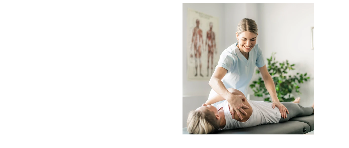 Eine Therapeutin behandelt eine Patientin auf einer Behandlungsliege; im Hintergrund Anatomie-Poster und Pflanze.