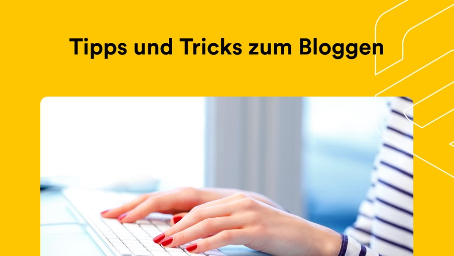 Nahaufnahme von Händen, die auf einer Tastatur tippen; rote Fingernägel, unscharfer Hintergrund.