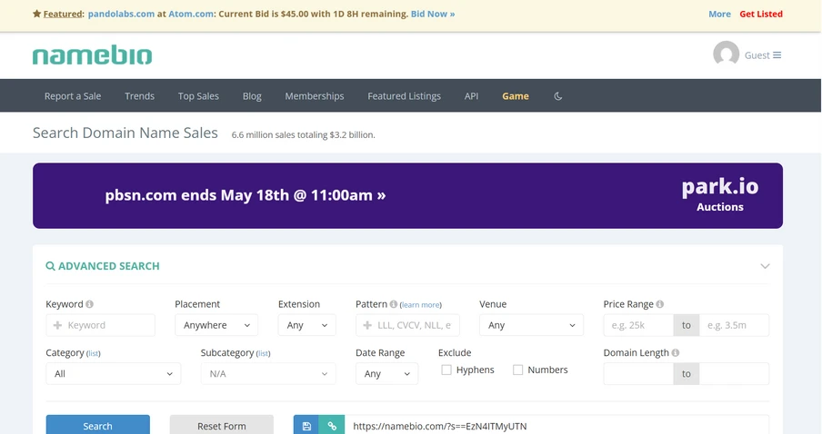 Screenshot einer Website mit Logo Namebio, einem lila Werbebanner und einer erweiterten Suchmaske mit Feldern und Suchknopf.