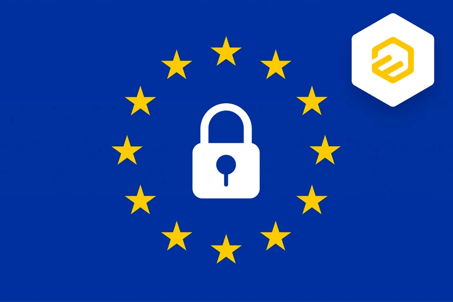 Blaue Hintergrund mit Kreis gelber Sterne der EU; zentrales weißes Vorhängeschloss; oben rechts weißes Hexagon mit gelbem Logo