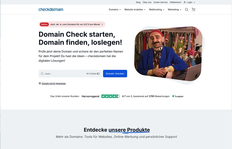 Screenshot der Checkdomain-Startseite: Domain-Checkbereich mit Suchfeld und blauem Button; rechts ein Mann.